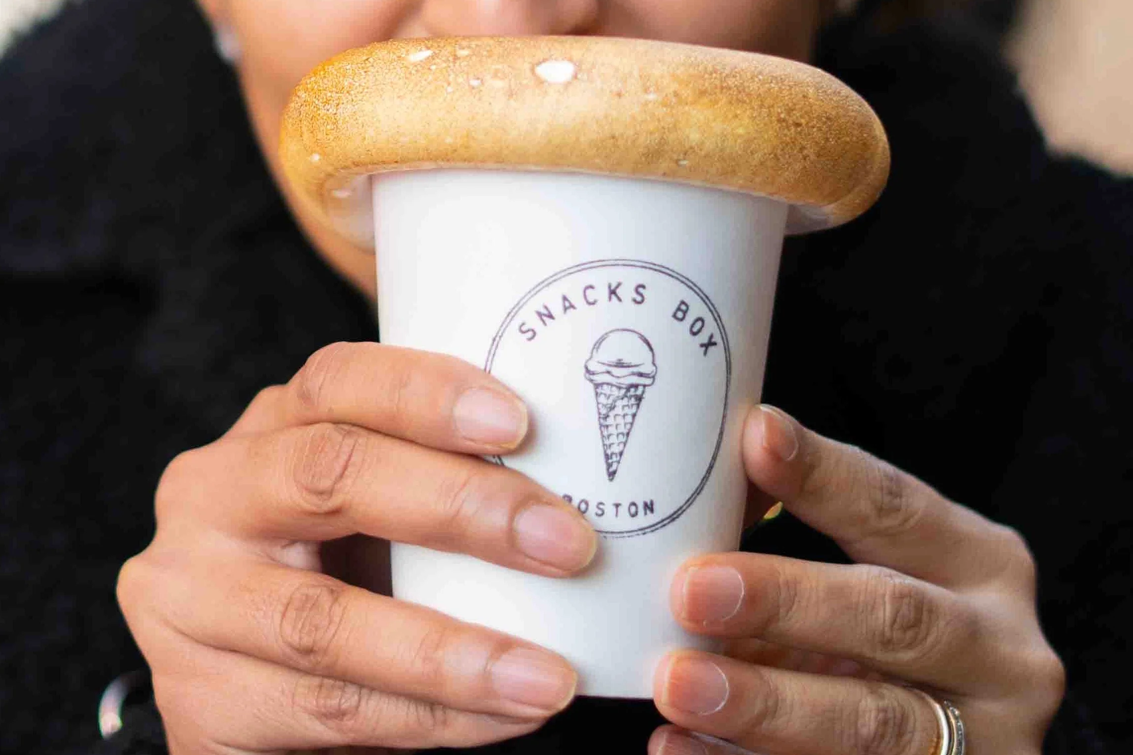 Hot cocoa meringue in a SNACKSBOX Boston branded cup